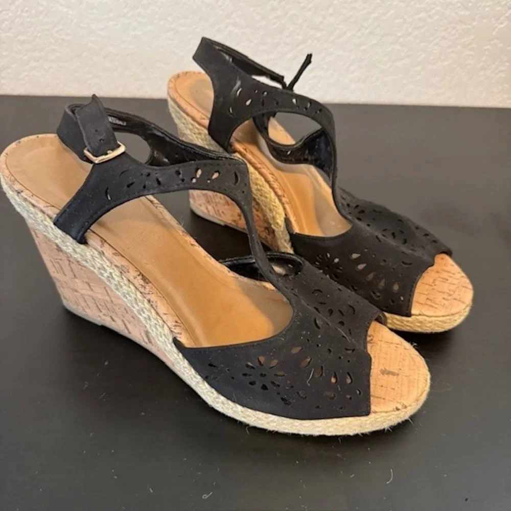 Seychelles Wedge Sandals Womens 8 Black Laser Cut Floral Espadrille T-Strap Cork